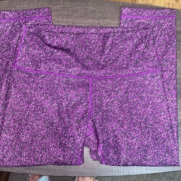 Lululemon galaxy workout capris size 8 - Picture 3 of 8